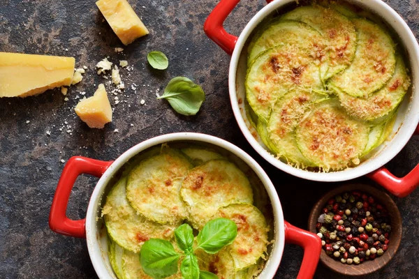 Delizioso piatto estivo con zucchine, formaggio e salsa di bechamel — Foto Stock