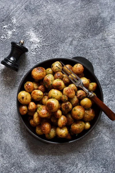 Смажена, молода картопля зі спеціями на сковороді. Вид зверху . — стокове фото