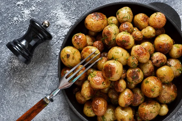 Смажена, молода картопля зі спеціями на сковороді. Вид зверху . — стокове фото