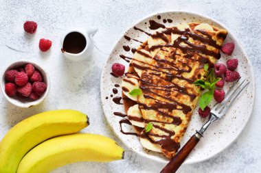 Çikolata ezmesi, muz ve ahududu ile Krep 