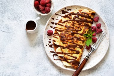 Çikolata ezmesi, muz ve ahududu ile Krep 