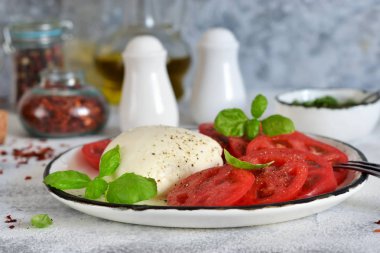 Caprese mozzarella, domates ile klasik bir İtalyan çerez