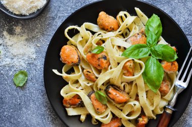 Krema soslu makarna, midye ve parmesan 