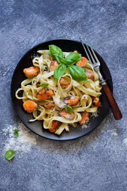 Krema soslu makarna, midye ve parmesan beton sırt