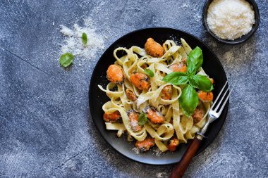 Krema soslu makarna, midye ve parmesan beton sırt