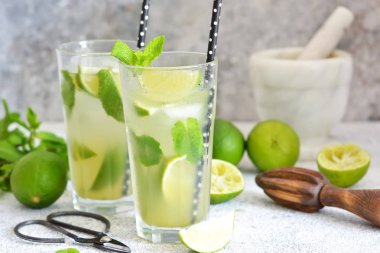 Mojito limon, nane ve al ile geleneksel bir yaz soğuk içecek
