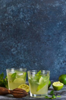 Yaz soğuk içecek - beton koyu kireç ve nane ile mahito