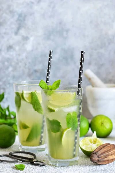 Mojito es una bebida fría tradicional de verano con lima, menta y al — Foto de Stock