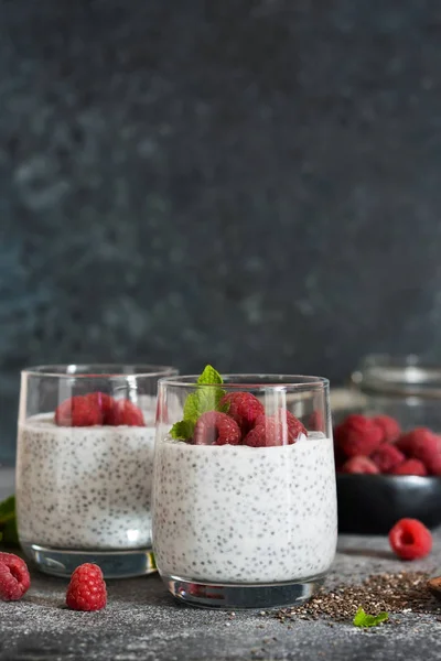 Чиа-пудинг с йогуртом и малиной в стакане — стоковое фото