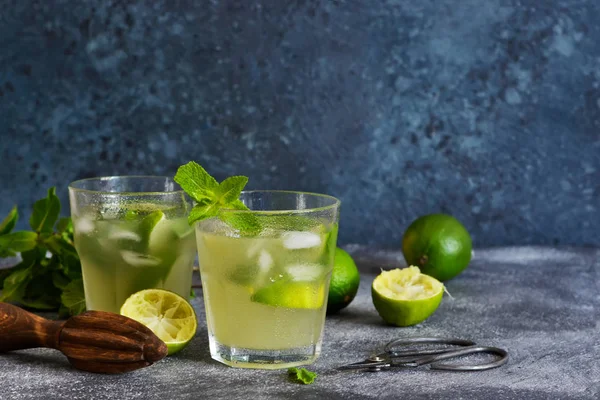 Letni zimny napój-Mahito z limonką i mięty na betonowej ciemności — Zdjęcie stockowe