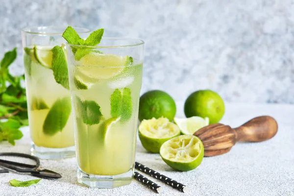 Mojito é uma bebida fria de verão tradicional com limão, hortelã e al — Fotografia de Stock