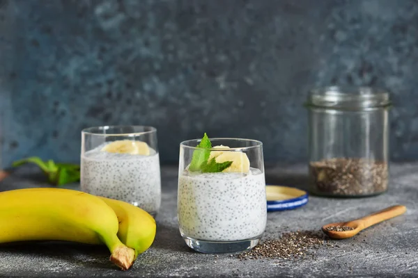 Jogurt z nasion Chia i Banana na śniadanie. — Zdjęcie stockowe