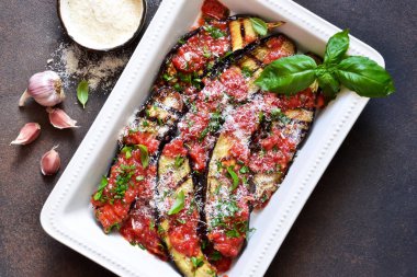 Kızarmış sos, fesleğen ve parmesan ile fırında patlıcan. Musakka