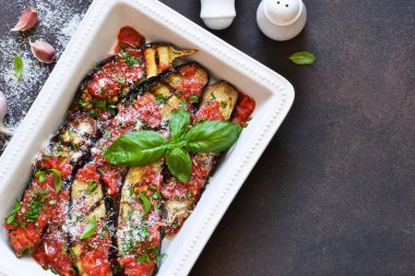 Kızarmış sos, fesleğen ve parmesan ile fırında patlıcan. Musakka