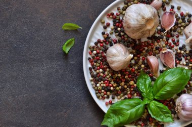 Taze fesleğen, çiğ sarımsak ve bezelye bir tabakta 