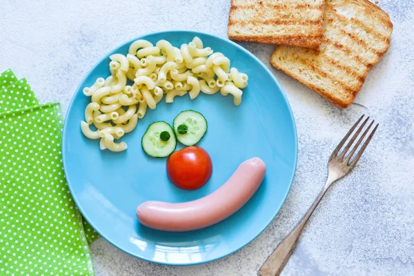 Almuerzo para niños. Un payaso gracioso en un plato azul. Vista desde arriba — Foto de Stock