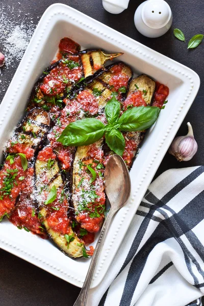 Kızarmış sos, fesleğen ve parmesan ile fırında patlıcan. Musakka