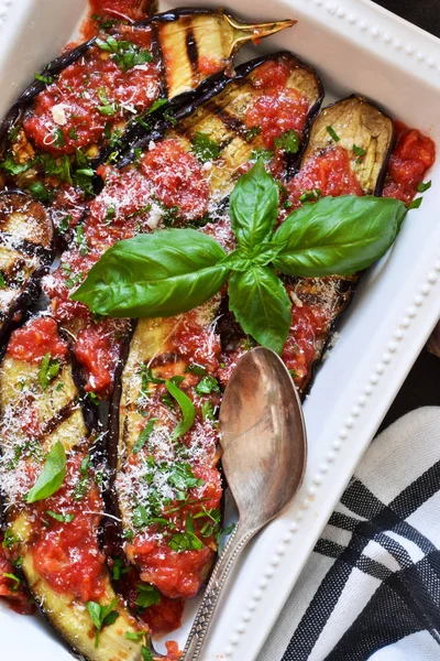 Gebackene Auberginen mit gerösteter Sauce, Basilikum und Parmesan. moussaka — Stockfoto