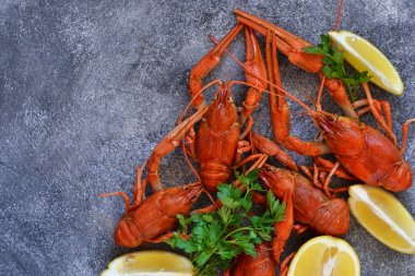 Kerevit mutfak masasında baharatlarla haşlanır. abov'dan görünüm