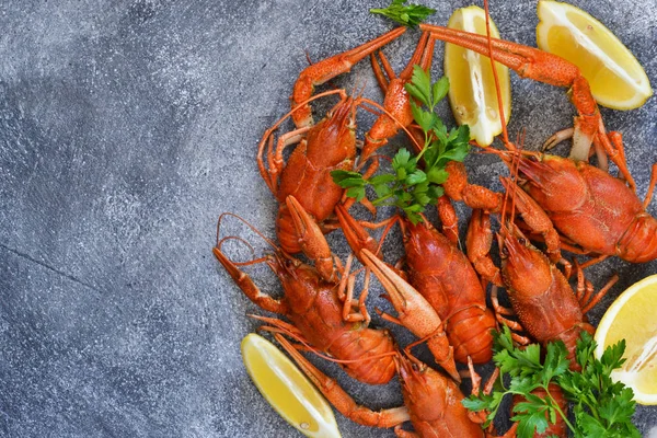 O lagostim ferveu com especiarias na mesa da cozinha. Vista de abov — Fotografia de Stock