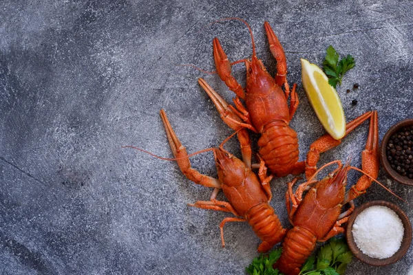 Gamberi bolliti con spezie sul tavolo della cucina. Vista da abov — Foto Stock