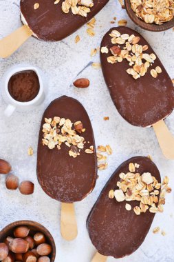 Granola ve fındık ile çikolata dondurma. Dondurma 
