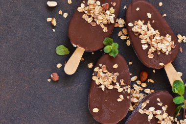 Granola ve fındık ile çikolata lı buzlu şeker. Bir concret üzerinde dondurma