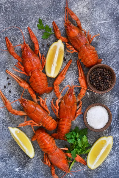 Gamberi bolliti con spezie sul tavolo della cucina. Vista da abov — Foto Stock