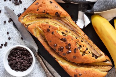 Mutfak masasında çikolata damla ile Muz kek. 