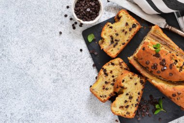 Mutfak masasında çikolata damlaları ile Muzlu kek. Klasik d