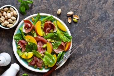 Biber ve antep fıstığı ile taze prosciut salatası 