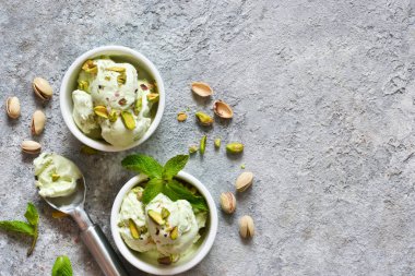 Taş arka planda nane ile Antep fıstığı dondurma.