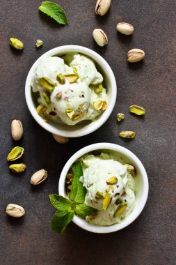 Taş arka planda nane ile Antep fıstığı dondurma. 