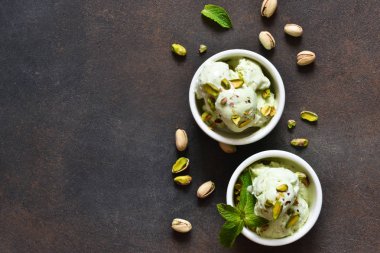 Taş arka planda nane ile Antep fıstığı dondurma. 