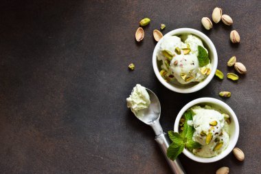 Taş arka planda nane ile Antep fıstığı dondurma. 