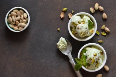 Taş arka planda nane ile Antep fıstığı dondurma. 