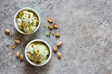 Taş arka planda nane ile Antep fıstığı dondurma. 