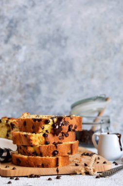 Mutfak masasında çikolata damlaile Vanilyalı ekmek. 