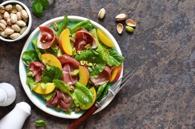 Biber ve antep fıstığı ile taze prosciut salatası 