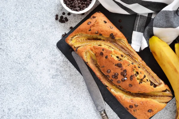 Bolo de banana com gotas de chocolate na mesa da cozinha. Clássico — Fotografia de Stock