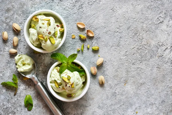 Taş arka planda nane ile Antep fıstığı dondurma.