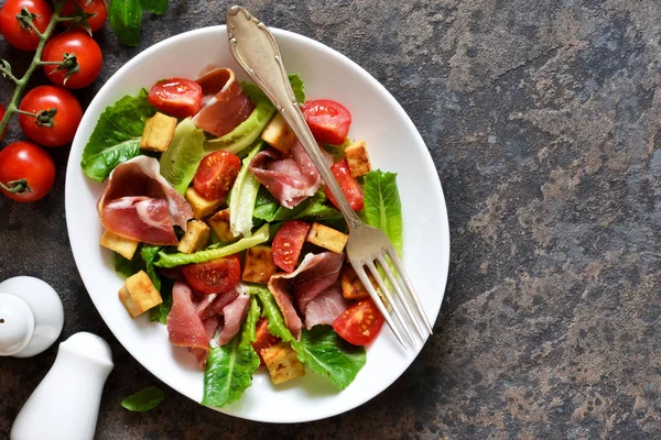 Domates, prosciutto ve ızgara peynir salatası 