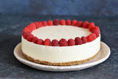 Bir taş arka planda ahududu ile vanilya cheesecake. 