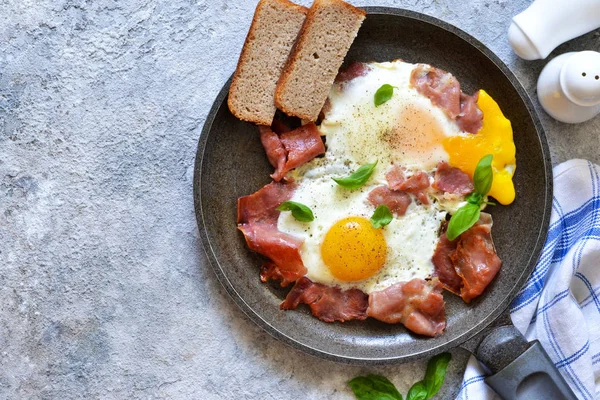 Café da manhã clássico - ovo frito com bacon e pão . — Fotografia de Stock