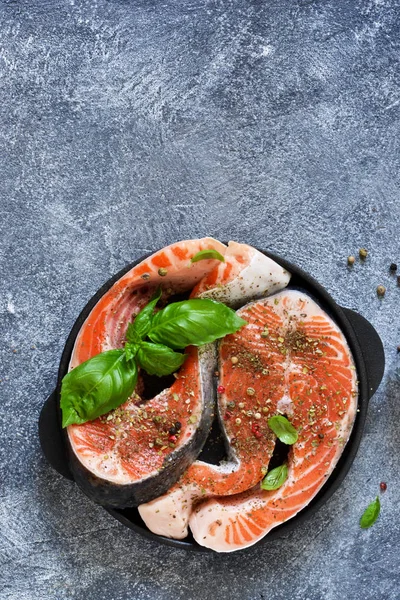 Fresh, raw salmon steak with spices on a stone background. — Stock Photo, Image