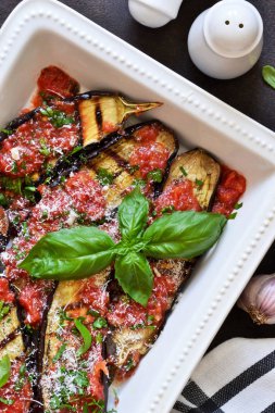 Kızarmış sos, fesleğen ve parmesan ile fırında patlıcan. Musakka