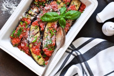 Kızarmış sos, fesleğen ve parmesan ile fırında patlıcan. Musakka