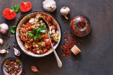 Patlıcan, domates, soğan ve baharatlar ile meze bir tavada