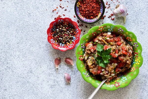 Закуски из овощей на гриле: баклажаны, паприка, помидоры в красоте — стоковое фото