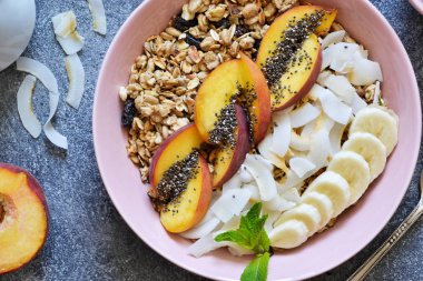 Süt ve meyve, chia tohumu ve hindistan cevizi ile Granola 